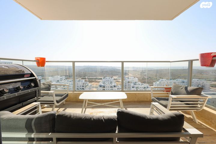 דירה, חיים הרצוג, פסגות אפק, ראש העין