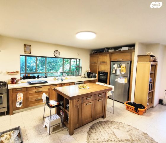 דו משפחתי, חוחית, אלפי מנשה