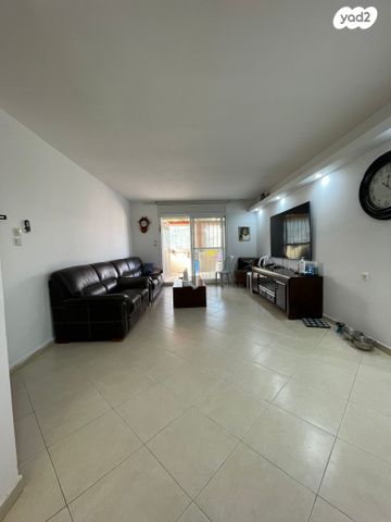 דירה, הגומא, צמח השדה, מעלה אדומים