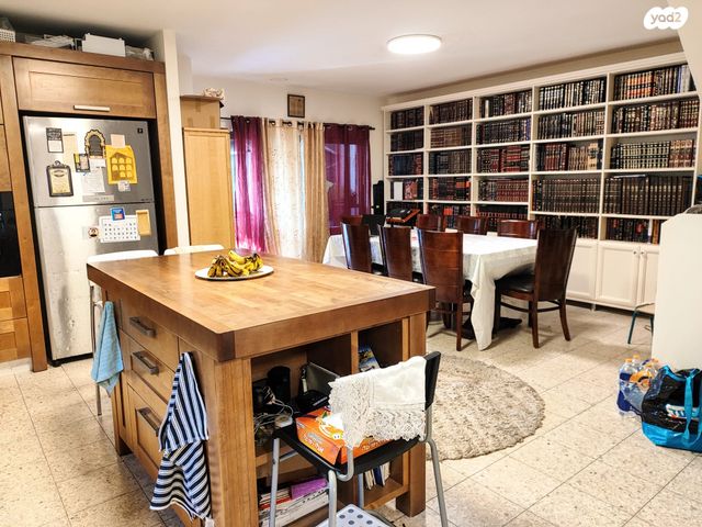 דו משפחתי, חוחית, אלפי מנשה