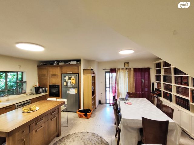 דו משפחתי, חוחית, אלפי מנשה