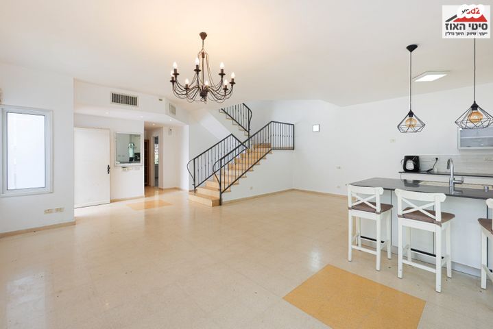 דו משפחתי, תל מונד