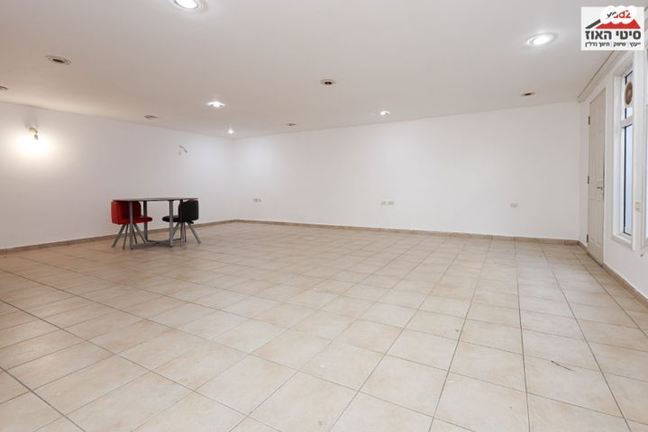 דו משפחתי, תל מונד