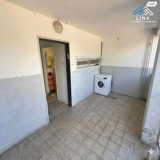 דירת גן, הרב ברזני סלומון, עמידר, טירת כרמל