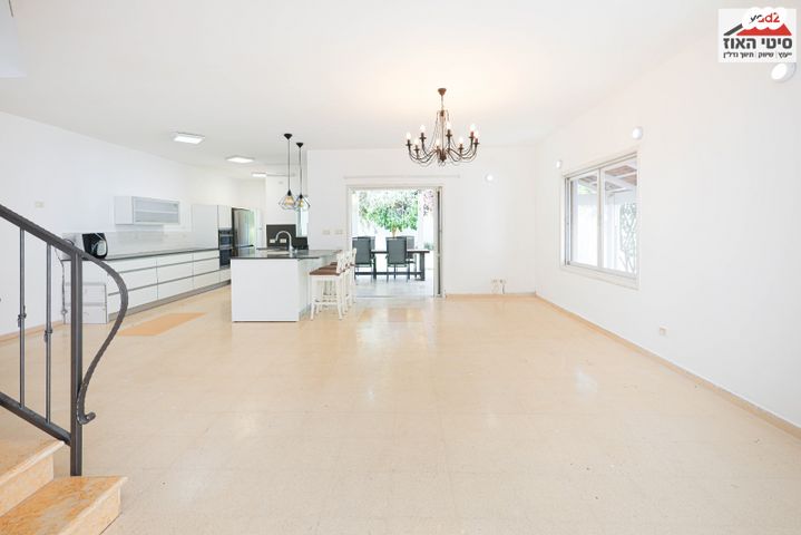 דו משפחתי, תל מונד