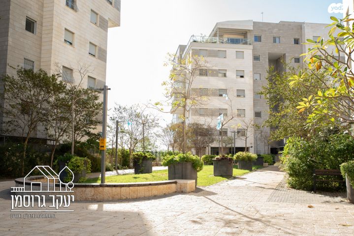 דירה, נחל אלכסנדר, צור יצחק, צור יצחק