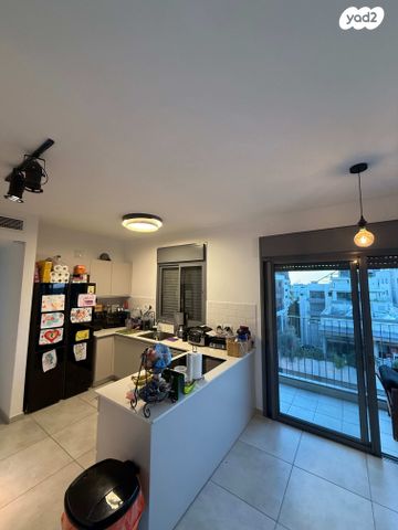 דירה, רות 9, חרוזים, רמת גן