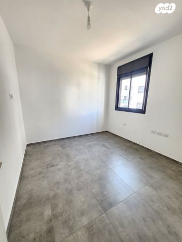 דירה, הרב שלום שבזי, פסגות אפק, ראש העין