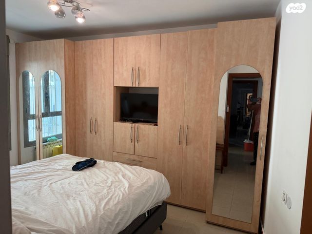 דירת גן, אברהם פררה, הולילנד, ירושלים