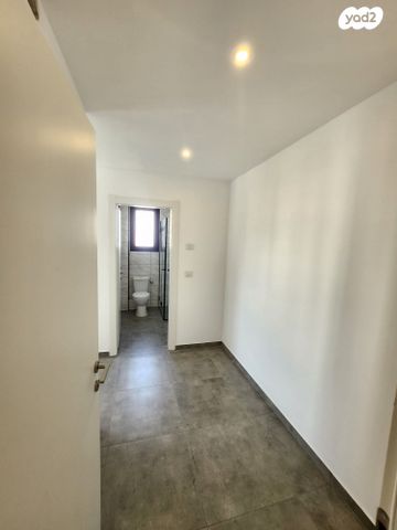 דירה, הרב שלום שבזי, פסגות אפק, ראש העין