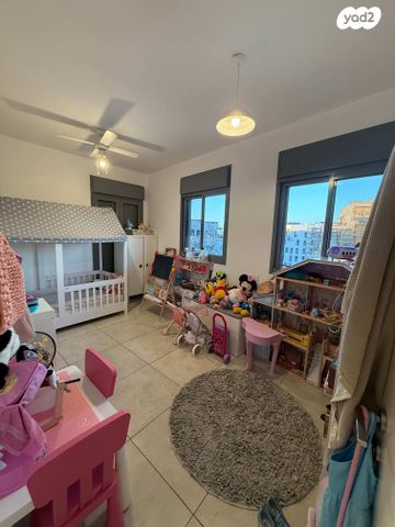 דירה, רות 9, חרוזים, רמת גן