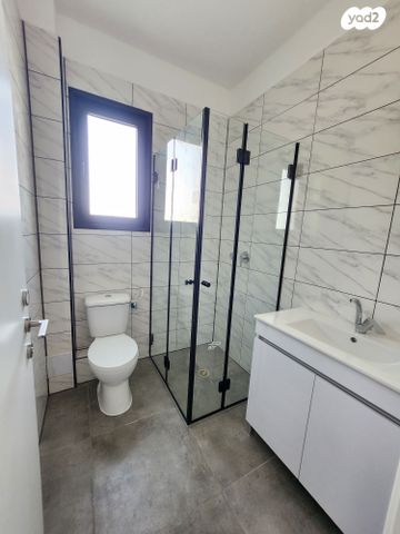 דירה, הרב שלום שבזי, פסגות אפק, ראש העין