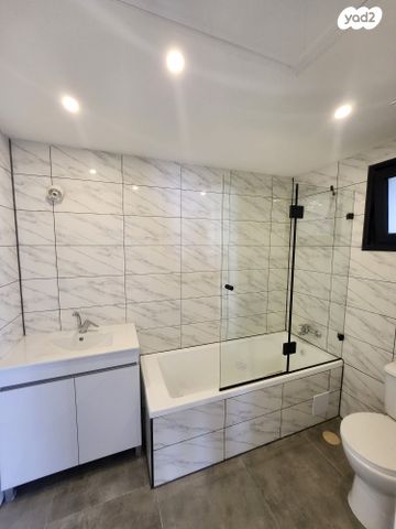 דירה, הרב שלום שבזי, פסגות אפק, ראש העין