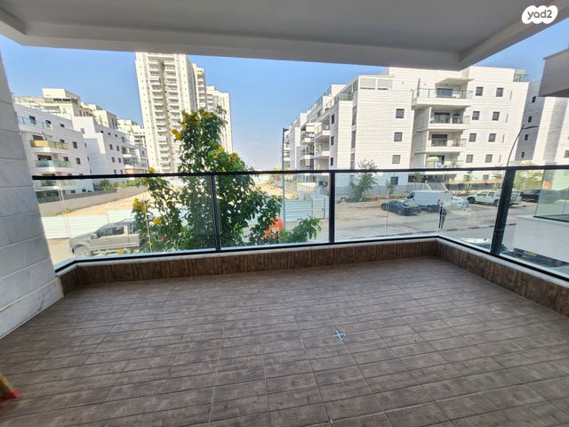 דירה, הרב שלום שבזי, פסגות אפק, ראש העין