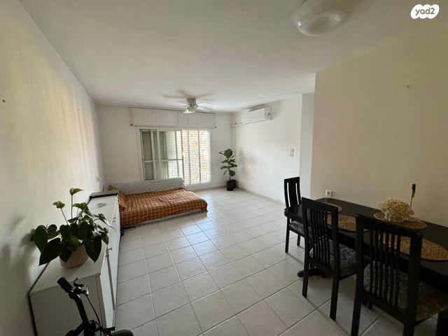 לאה גולדברג 