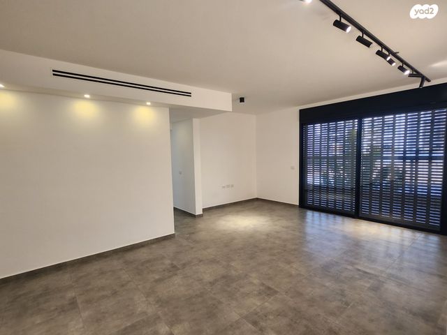 דירה, הרב שלום שבזי, פסגות אפק, ראש העין