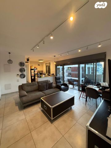 דירה, רות 9, חרוזים, רמת גן