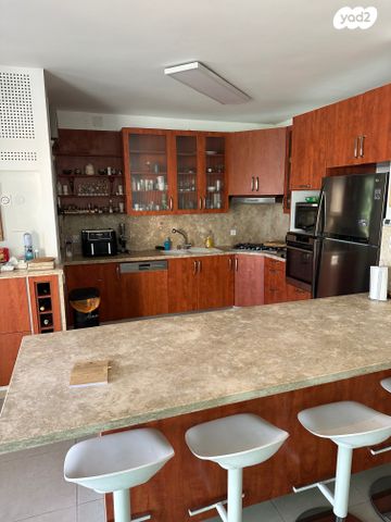 דירת גן, אברהם פררה, הולילנד, ירושלים