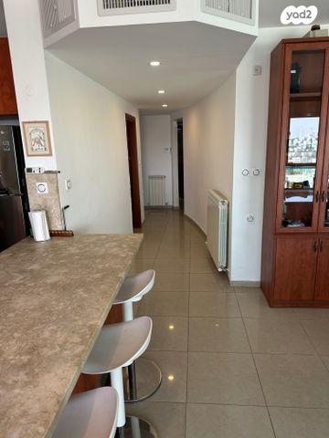 דירת גן, אברהם פררה, הולילנד, ירושלים