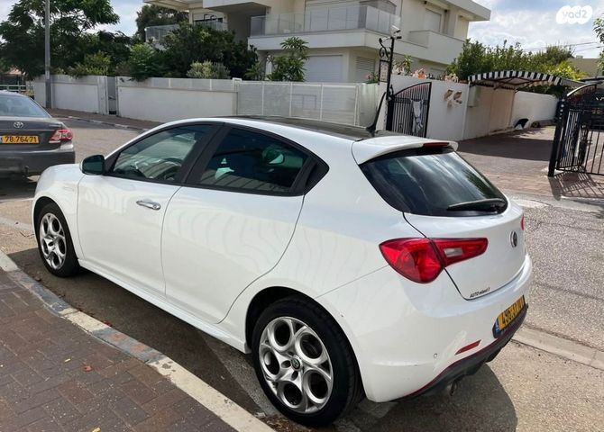 מודעת רכב אלפא רומיאו ג'ולייטה