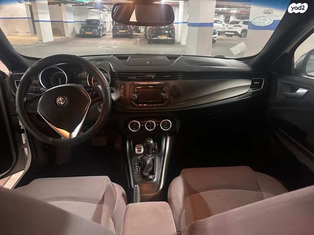 מודעת רכב אלפא רומיאו ג'ולייטה