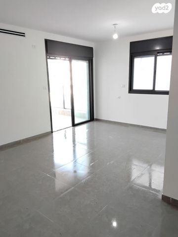 שדרות יצחק שמיר 15