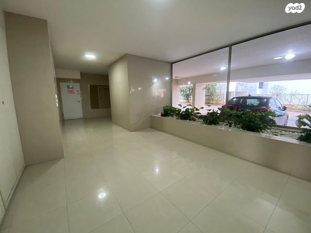 דירה, אברהם קרן, ארלוזורוב, כפר סבא