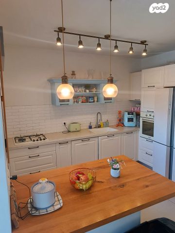 דירה, הרב זבולון גרז, רחובות הצעירה, רחובות