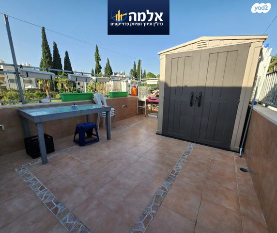 דירה, העוגב, כלי שיר, מעלה אדומים