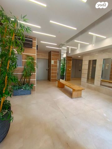 דירה, הרב זבולון גרז, רחובות הצעירה, רחובות