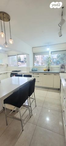 דירה, תשי"ג, פנחס ספיר, מגדל העמק