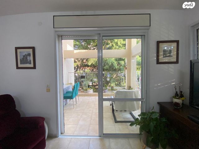 דירה, אברהם קרן, ארלוזורוב, כפר סבא