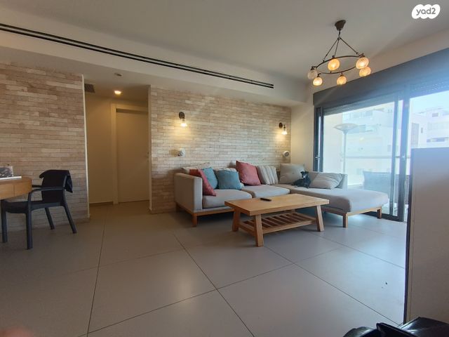 דירה, הרב זבולון גרז, רחובות הצעירה, רחובות