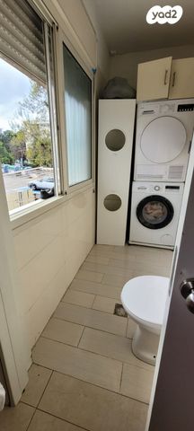 דירה, תשי"ג, פנחס ספיר, מגדל העמק