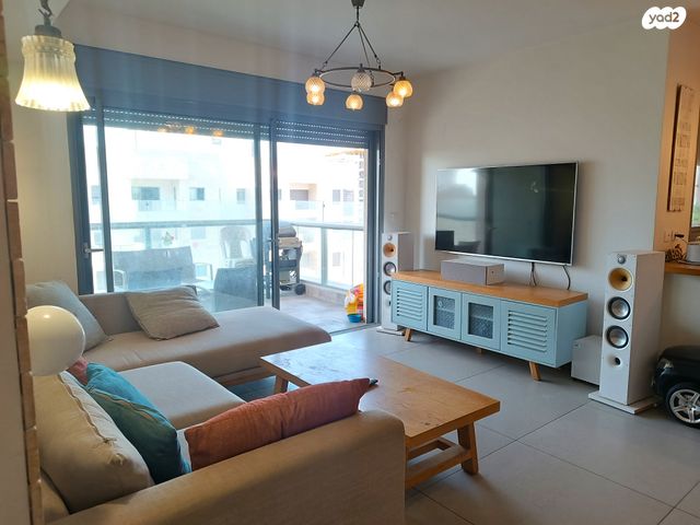 דירה, הרב זבולון גרז, רחובות הצעירה, רחובות