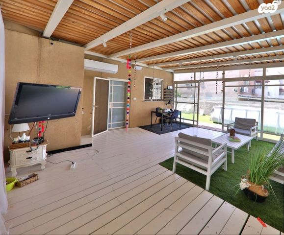 טריפלקס, גבעת רם, קרית אתא