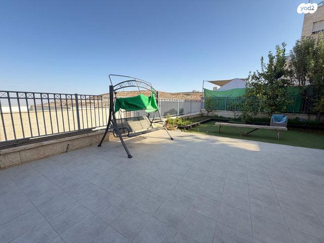 דירת גן, מחנה יצחק, פסגת זאב, ירושלים