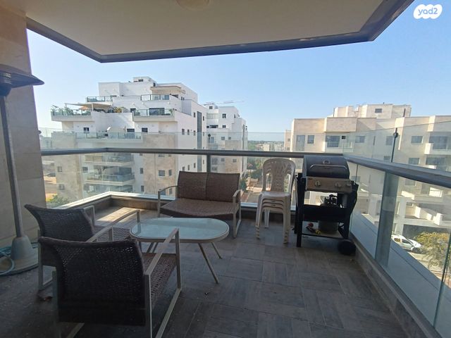 דירה, הרב זבולון גרז, רחובות הצעירה, רחובות