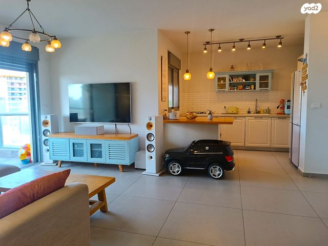 דירה, הרב זבולון גרז, רחובות הצעירה, רחובות