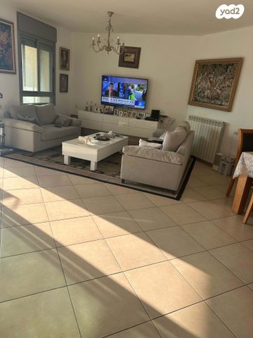 דירה, אברהם פררה, הולילנד, ירושלים