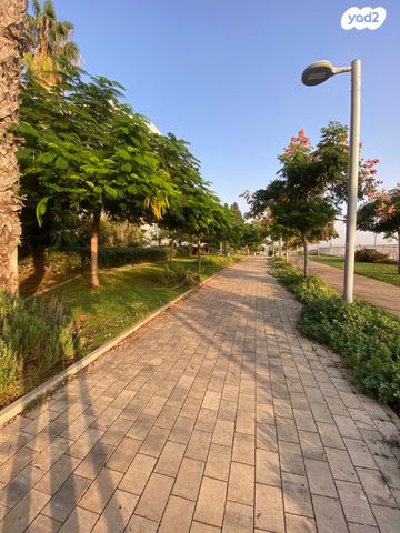 דירה, אברהם קרן, ארלוזורוב, כפר סבא