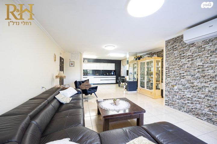 דירת גן, קרית יערים, קרית יערים, גבעת זאב