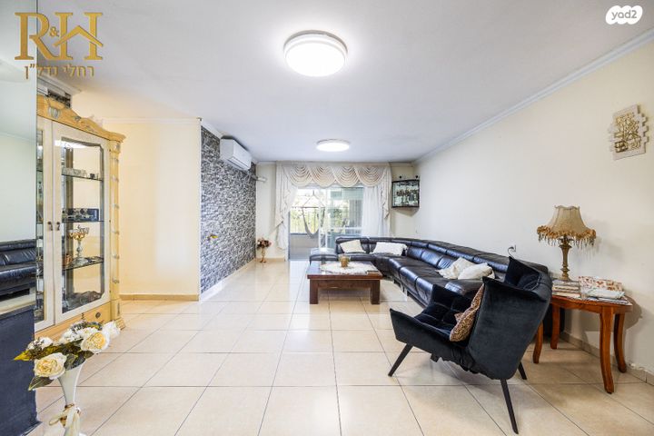 דירת גן, קרית יערים, קרית יערים, גבעת זאב