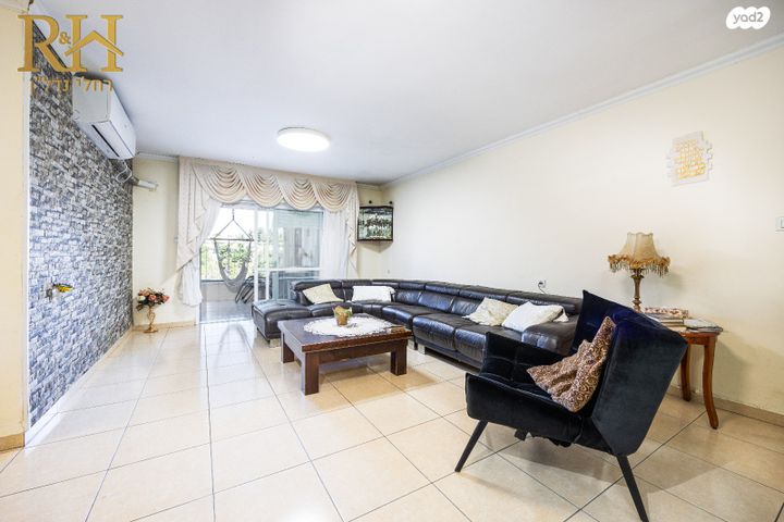 דירת גן, קרית יערים, קרית יערים, גבעת זאב