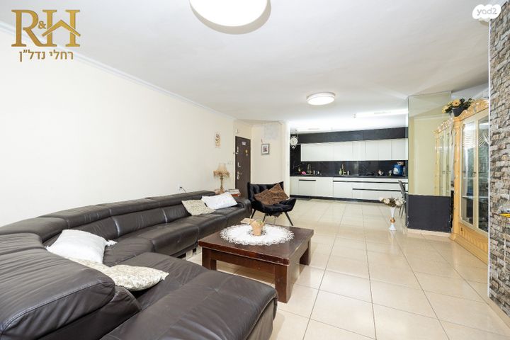 דירת גן, קרית יערים, קרית יערים, גבעת זאב