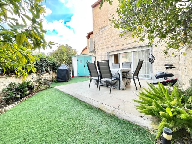 דו משפחתי, פסגת זאב, ירושלים