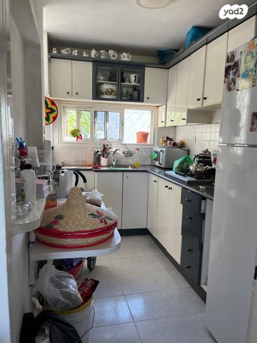 דירה, קדושי קהילת מזריץ' 12, שרת, לוד