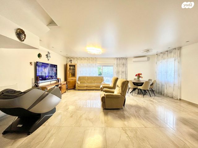 דו משפחתי, פסגת זאב, ירושלים