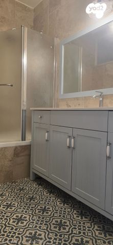 דו משפחתי, כוכב יאיר / צור יגאל