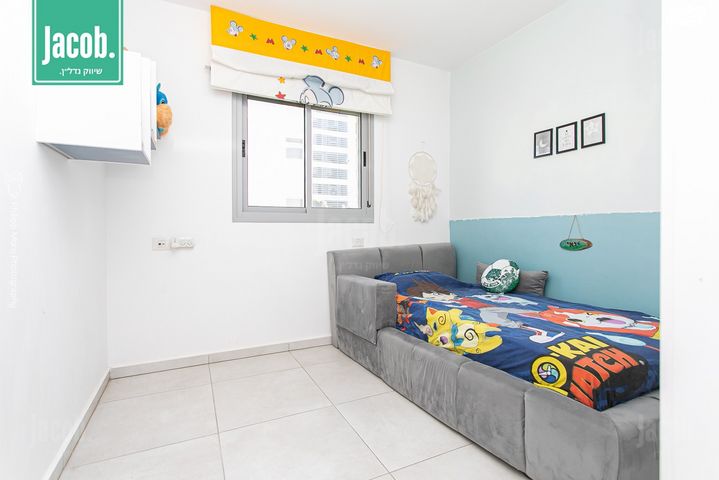 דירה, אריאל שרון, החותרים, טירת כרמל